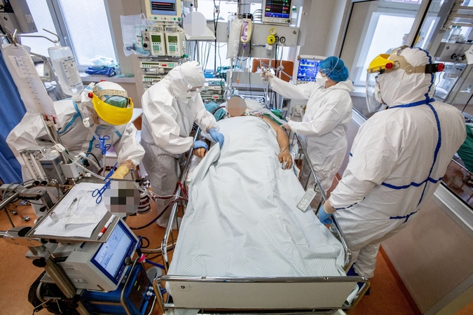 Ligoninėse gydoma per 2 tūkst. COVID-19 pacientų, iš jų 152 – reanimacijoje
