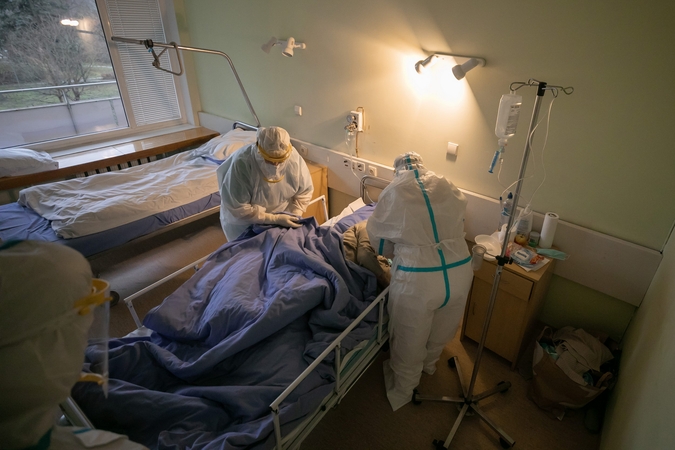 Ligoninėse gydoma per 2,3 tūkst. COVID-19 pacientų, 193 – reanimacijoje
