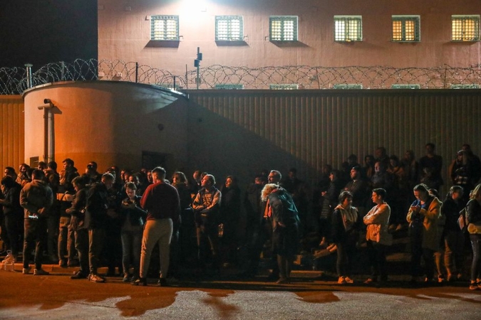 Iš izoliatoriaus Minske paleidžiami protestuotojai: kalbos apie smurtą atima žadą