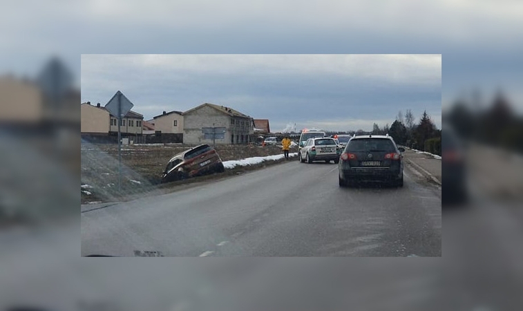 Klaipėdos rajone policijos ekipažą taranavęs automobilis kelionę baigė griovyje