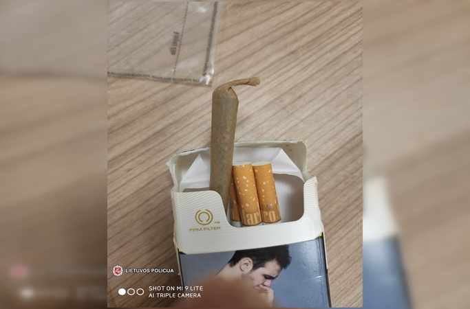 Patikrinus kelių pajūrio gyventojų kišenes pareigūnai aptiko kvaišalų