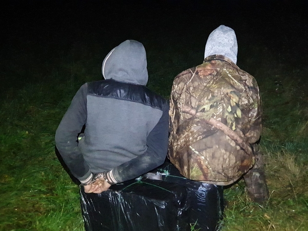 Pasieniečiai sulaikė ir kontrabandinį cigarečių krovinį, ir cigarečių nešikus