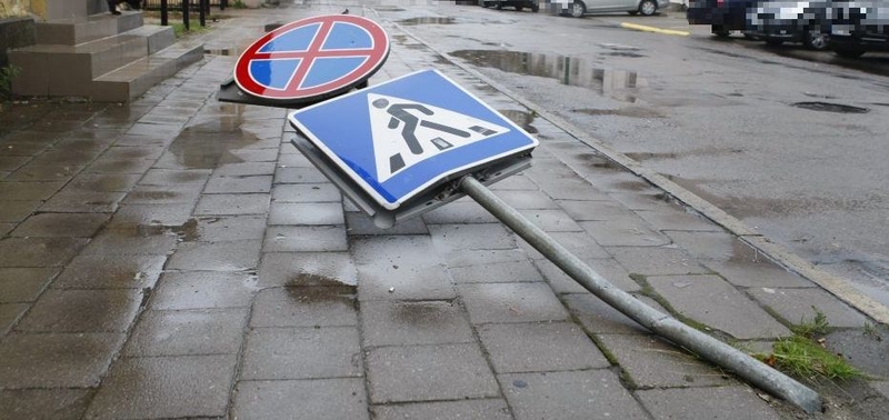 Radviliškio rajone 2,5 promilės įpūtusi BMW vairuotoja atsitrenkė į kelio ženklą