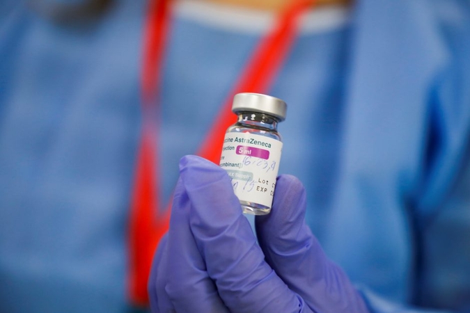 Lietuva vėl atnaujina skiepijimą „AstraZeneca“ vakcina: pirmadienį ja skiepysis šalies vadovai