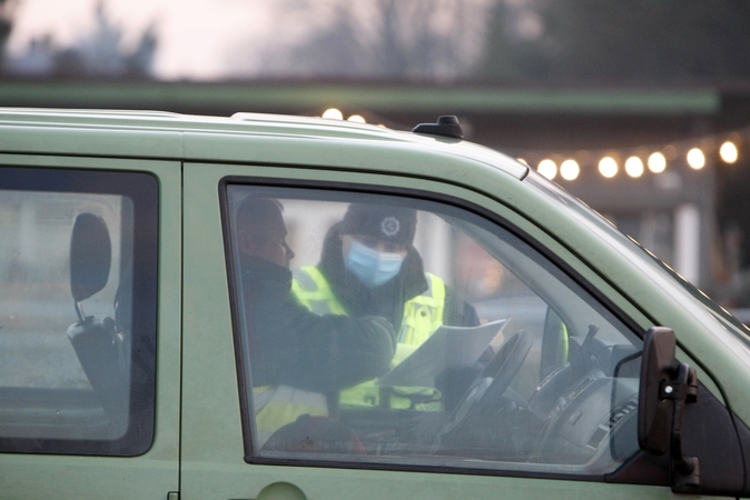 Neblaivūs vairuotojai nestokojo drąsos: buvo apgadintas ir pareigūnų automobilis