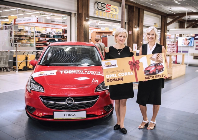 Iš kairės – automobilio OPEL CORSA laimėtoja.