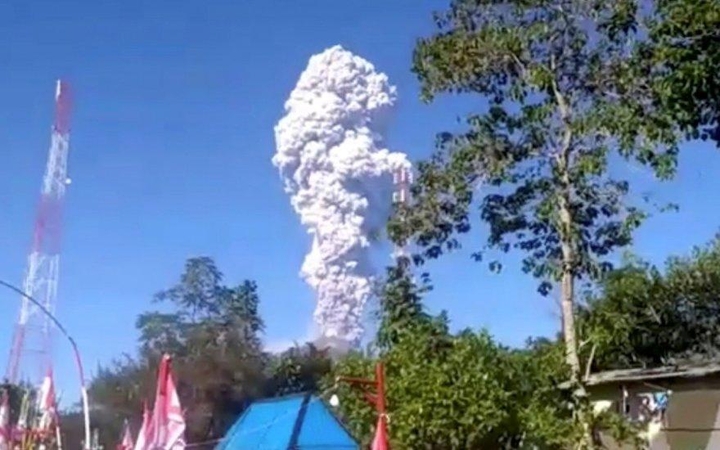 Išsiveržė aktyviausias Indonezijos ugnikalnis