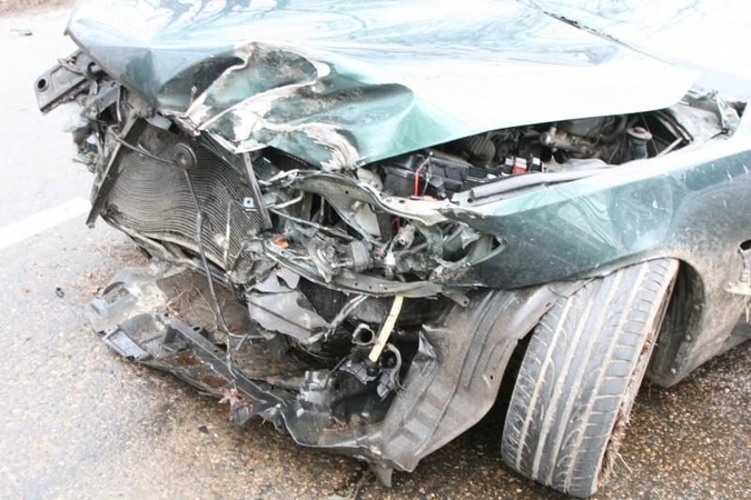 Vilniaus rajone automobilis atsitrenkė į medžius: nukentėjo trys žmonės