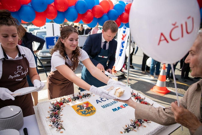„Maxima“ dėkoja Marijampolei: akcinės prekės iš „M“ raidės ir šventiniai tortai