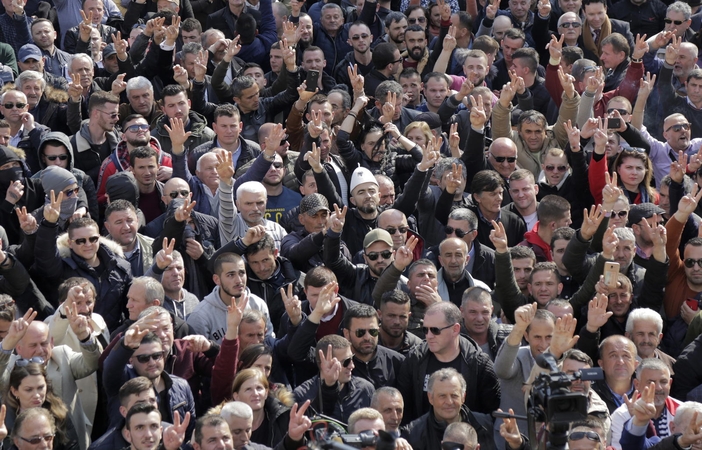 Albanijoje tūkstančiai protestuotojų buvo apsupę parlamento pastatą