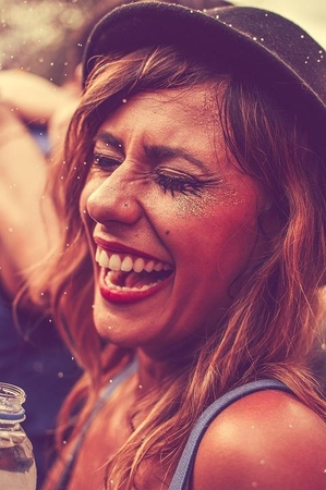 Spindėk festivalyje: 6 makiažo priemonės padėsiančios sukurti greitą ir ryškų makiažą