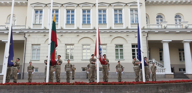 Sekmadienį vėliavas prie Prezidentūros kels šauktiniai