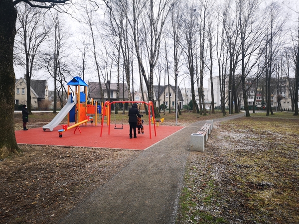 Kretingoje sutvarkytas Lapyno parkelis: renovuoti takai, įrengti nauji suoliukai