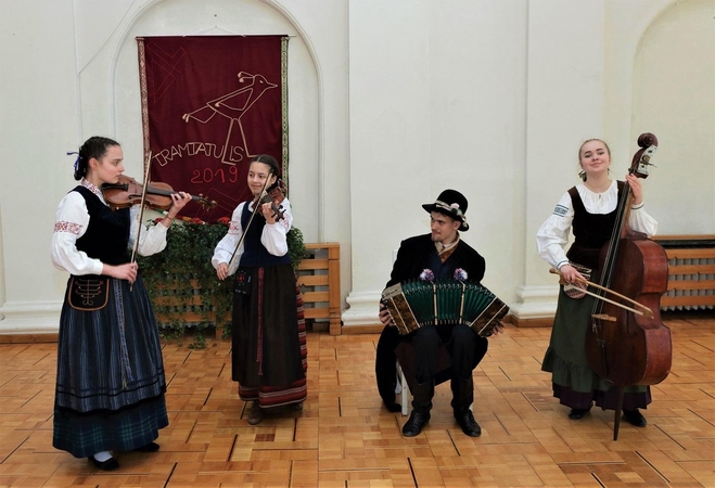 Išrinkti talentingiausi jaunieji folkloro atlikėjai