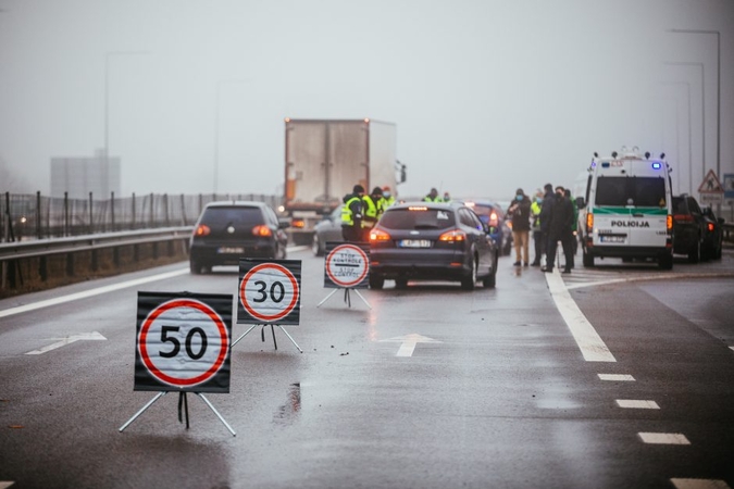 Tūkstančiai uostamiesčio gyventojų veržėsi pro blokpostus: per parą teko apgręžti šimtus automobilių