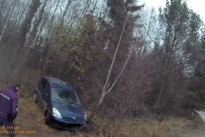 Saviizoliacijoje buvęs paauglys pagrobė senelio automobilį: kelionė baigėsi griovyje