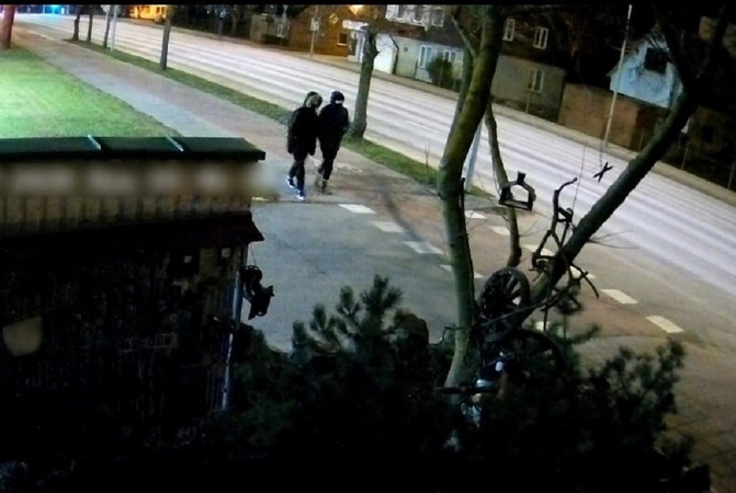 Šiauliuose apgadinta daugiabučio siena: policija prašo atpažinti nuotraukoje užfiksuotus asmenis