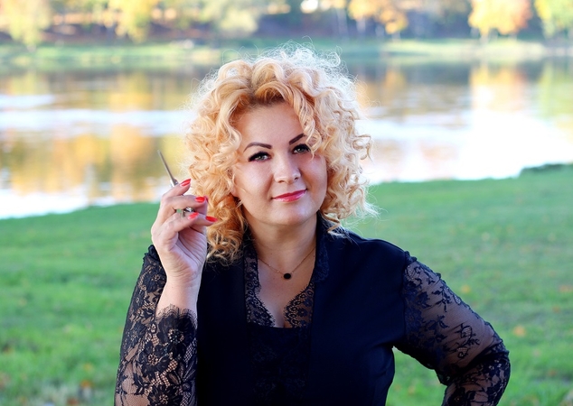 Individualu: "Nėra vienos spalvos, kuri tiktų visiems", – sako plaukų stilistė A.Keturakienė ir ragina nesibaiminti grožio eksperimentų. 