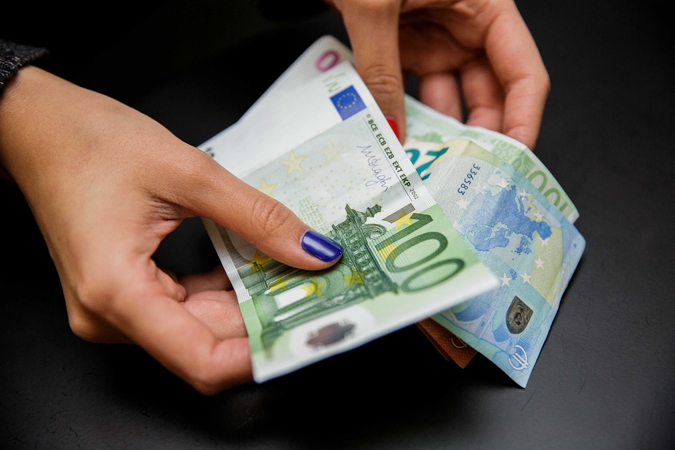 Vyriausybė siūlo išmokas karo pabėgėliams ir aukštos kvalifikacijos darbuotojams