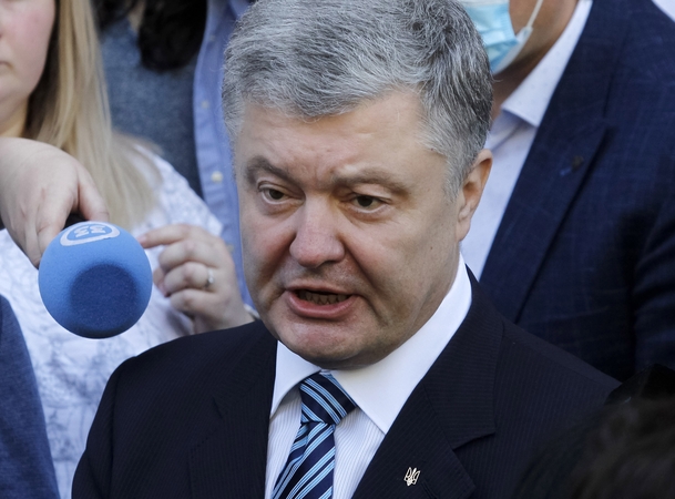 Ukrainos prokurorai svarsto galimybę suimti eksprezidentą P. Porošenką