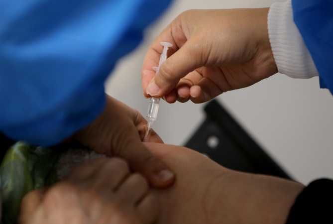 Vakcinų nuo COVID-19 gamintojos pažadėjo pristatyti skurdesnėms šalims 3,5 mlrd. dozių