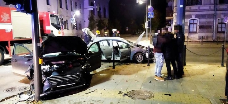 Naktį per avariją Kauno centre sumaitoti du automobiliai