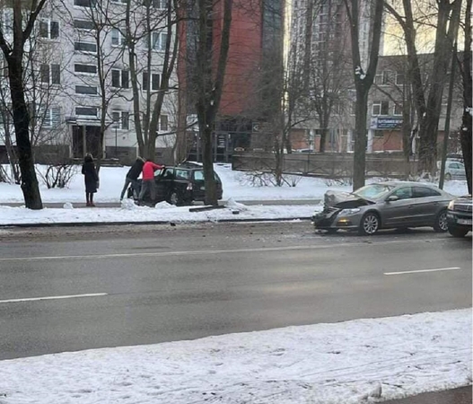 Uostamiestyje – dviejų automobilių avarija: vienas jų užlėkė ant šaligatvio