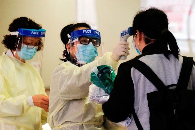 Šalyje plintant koronavirusui, Kinijai skubiai reikia medicininių kaukių