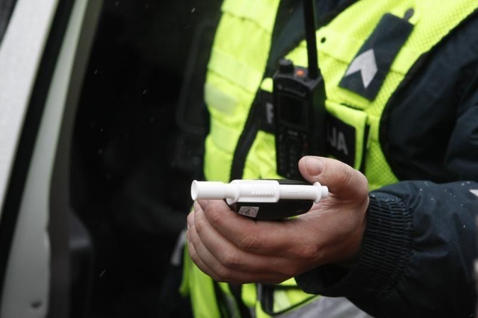 Vyras bandė išvengti baudos už KET pažeidimus: pareigūnui siūlė 1 tūkst. eurų kyšį