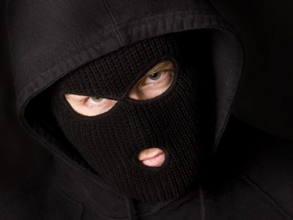 Zarasuose veidus kaukėmis prisidengę asmenys užpuolė tris vyrus, vienam peršauta koja
