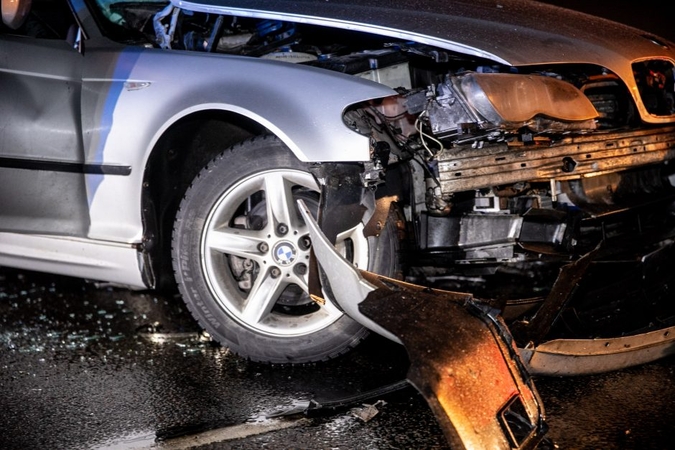 Sankryžoje – dviejų automobilių avarija: kliudytas apšvietimo stulpas ir kelio ženklas