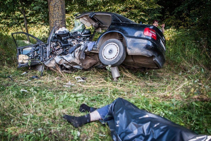 Tragiškos ketvirtadienio avarijos: neužsegtas saugos diržas ir didelis greitis