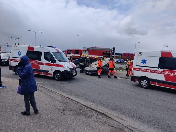 Avarija Panevėžyje: susidūrus dviem automobiliams vienas jų apvirto ant stogo