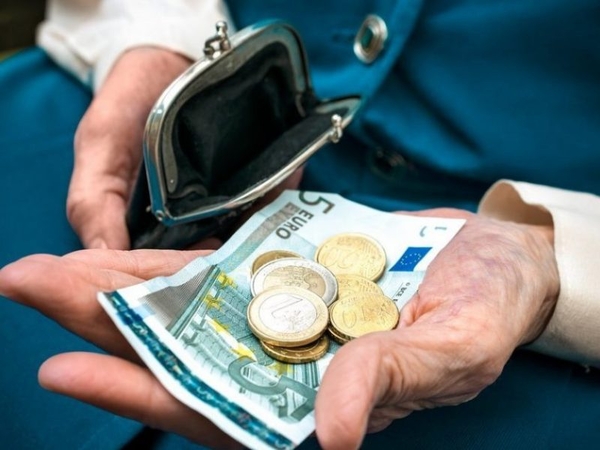 Seimo opozicija siūlo 200 eurų mokėti nuo birželio, išmokant dalimis