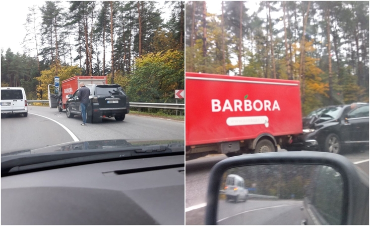 Vilniuje – automobilio ir „Barboros“ mikroautobuso avarija: prireikė medikų