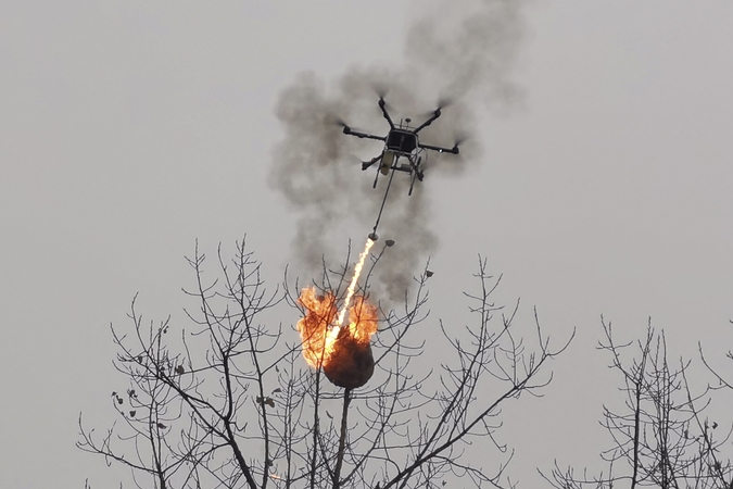 Kinijoje skraidantis dronas liepsnosvaidis naikina vapsvų lizdus