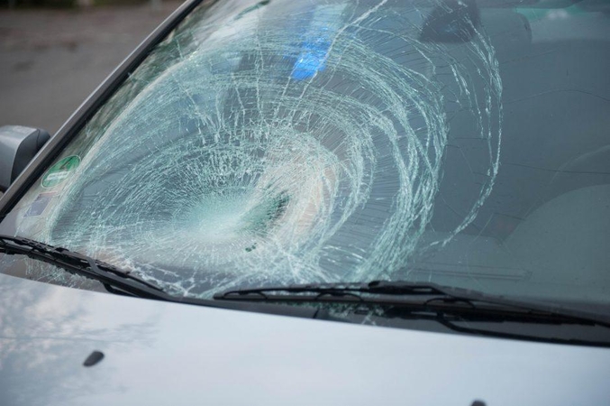 Vilniuje automobilis partrenkė ir sužalojo per perėją ėjusią mergaitę