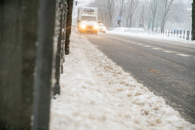 Vairuotojai, būkite atidūs: keliuose yra slidžių ruožų