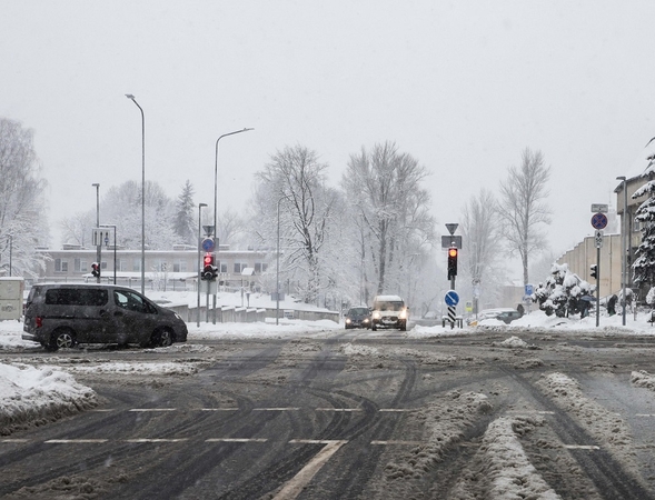 Vairuotojai, būkite atsargūs: eismo sąlygos išlieka sudėtingos beveik visoje šalyje