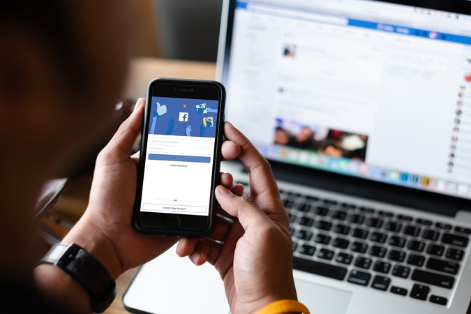 „Facebook“ žymės visus pranešimus apie vakcinas nuo COVID-19