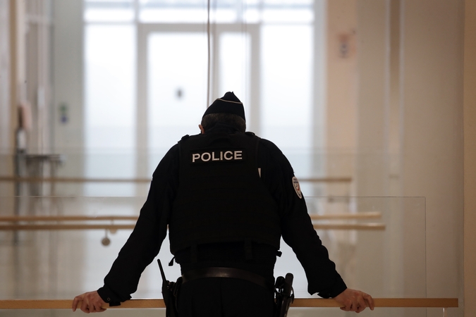 Prancūzija: policininkai nuovadoje surengė nelegalų vakarėlį
