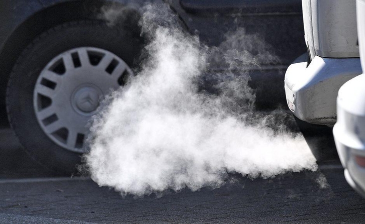 Elektromobilių atstovas: mokestis seniems ir taršiems automobiliams – privalomas