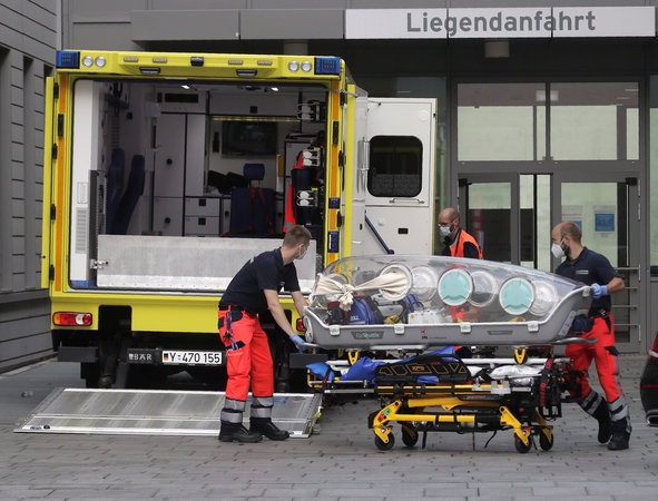 Galimai apnuodytas Rusijos opozicijos lyderis A. Navalnas atvežtas į kliniką Berlyne