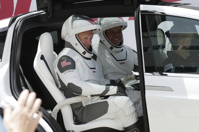Astronautai atvyko į „SpaceX“ erdvėlaivio starto aikštelę