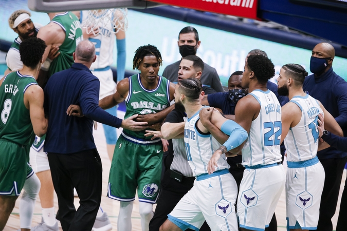 Į susistumdymą įsivėlusiems „Mavs“ ir „Hornets“ žaidėjams – piniginės NBA nuobaudos