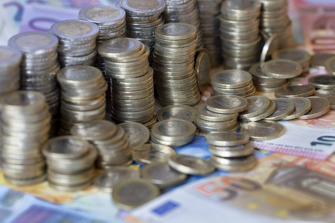 Apklausa: europiečiai norėtų daugiau ES lėšų ir galių kovoti su krize
