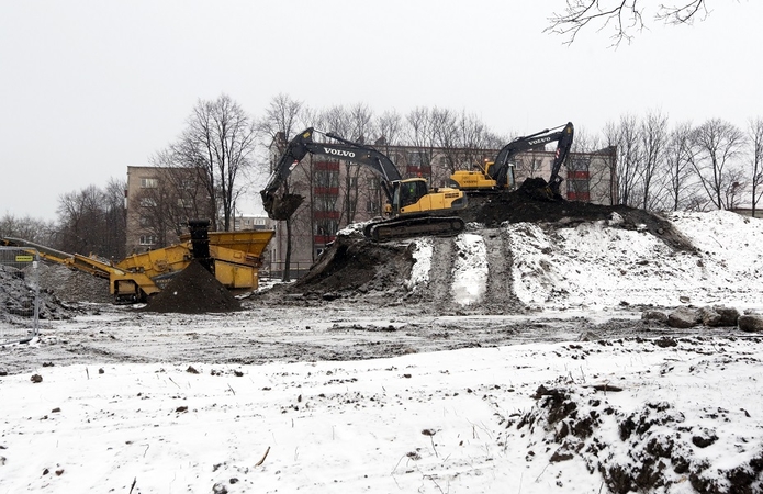 Stadione – galinga technika: iškastas žemes veža į kitą Lietuvos kraštą