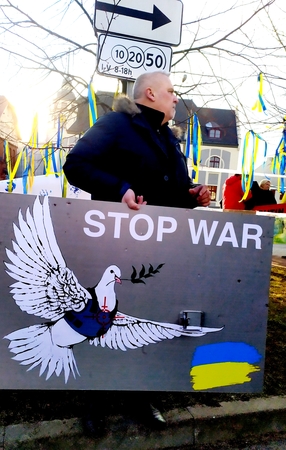 Lyg vėjo blaškomas laivas