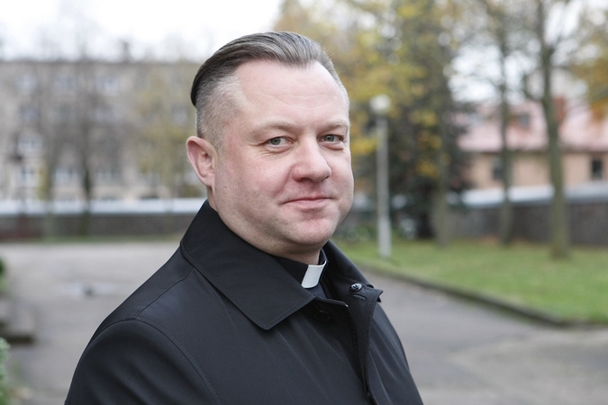 Už 2021 metų darbus Klaipėdai klebonui M. Šlaustui bus įteikta miesto vėliava