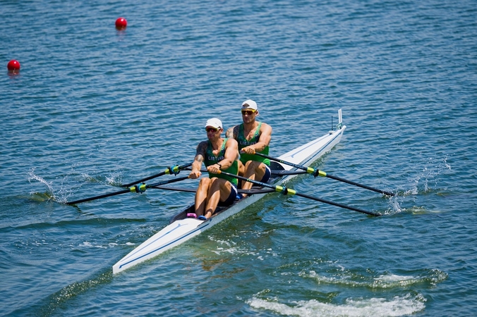 Tokijo olimpiada: irkluotojai S. Ritteris ir A. Adomavičius antru bandymu prasibrovė į pusfinalį